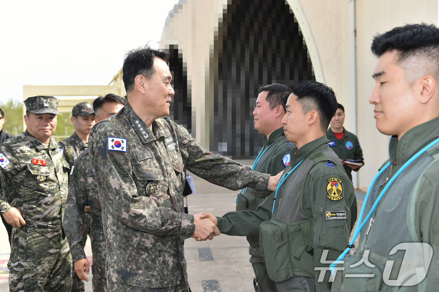 (서울=뉴스1) 민경석 기자 = 김명수 합참의장이 8일 충남 서산 공군 20전투비행단을 방문해 조종사와 정비사, 무장사를 격려하고 있다.(합참 제공. 재판매 및 DB 금지) 202 …