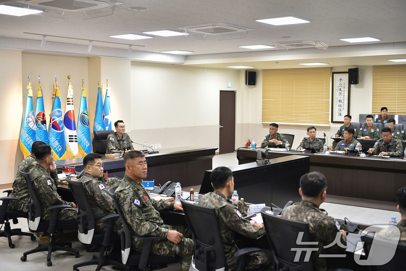 (서울=뉴스1) 민경석 기자 = 김명수 합참의장이 8일 충남 서산 공군 20전투비행단을 방문해 작전지도를 하고 있다.(합참 제공. 재판매 및 DB 금지) 2025.5.8/뉴스1