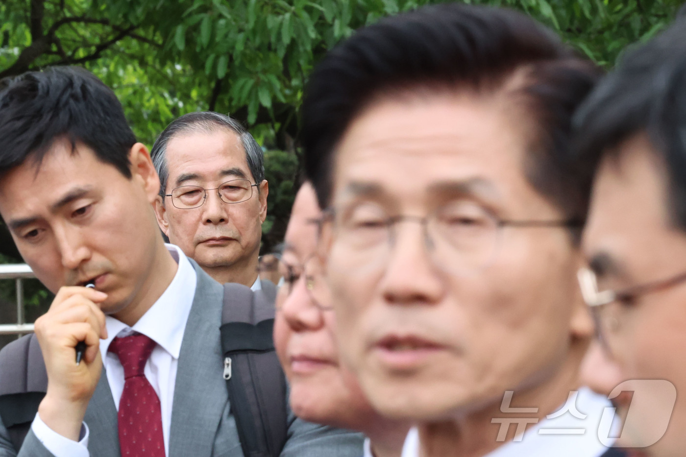 (서울=뉴스1) 김민지 기자 = 한덕수 무소속 대통령 예비후보가 8일 서울 여의도 국회 내 카페에서 단일화 관련 회동을 마친 뒤 김문수 국민의힘 대통령 후보의 브리핑을 경청하고 있 …