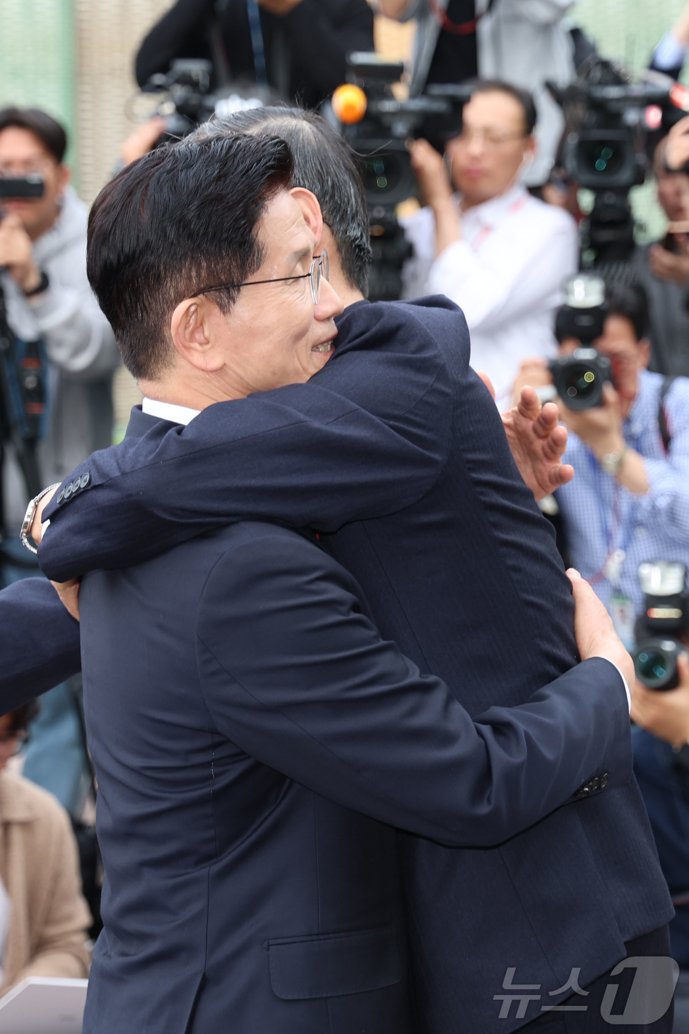 (서울=뉴스1) 김민지 기자 = 김문수 국민의힘 대통령 후보와 한덕수 무소속 대선 예비후보가 8일 서울 여의도 국회 강변서재에서 '후보 단일화' 회동을 마친 뒤 포옹하고 있다.(공 …