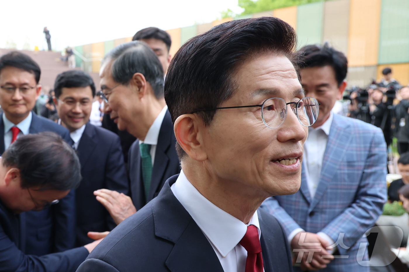 (서울=뉴스1) 김민지 기자 = 김문수 국민의힘 대통령 후보와 한덕수 무소속 대선 예비후보가 8일 서울 여의도 국회 강변서재에서 '후보 단일화' 회동을 마친 뒤 참석자들에게 인사하 …