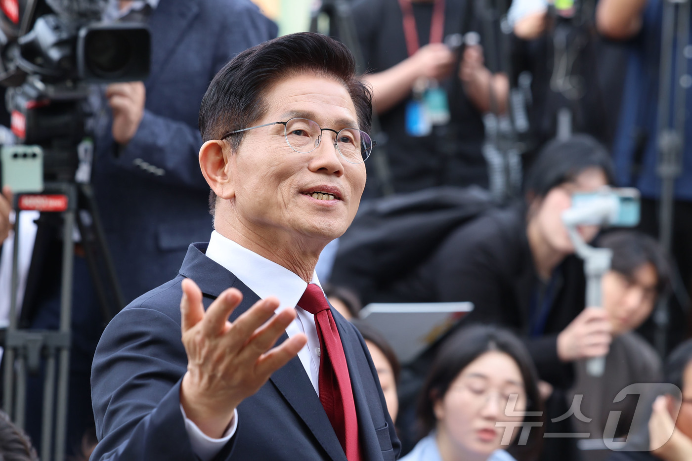 (서울=뉴스1) 김민지 기자 = 김문수 국민의힘 대통령 후보가 8일 서울 여의도 국회 강변서재에서 한덕수 무소속 대선 예비후보와 '후보 단일화' 회동을 하고 있다.(공동취재) 20 …