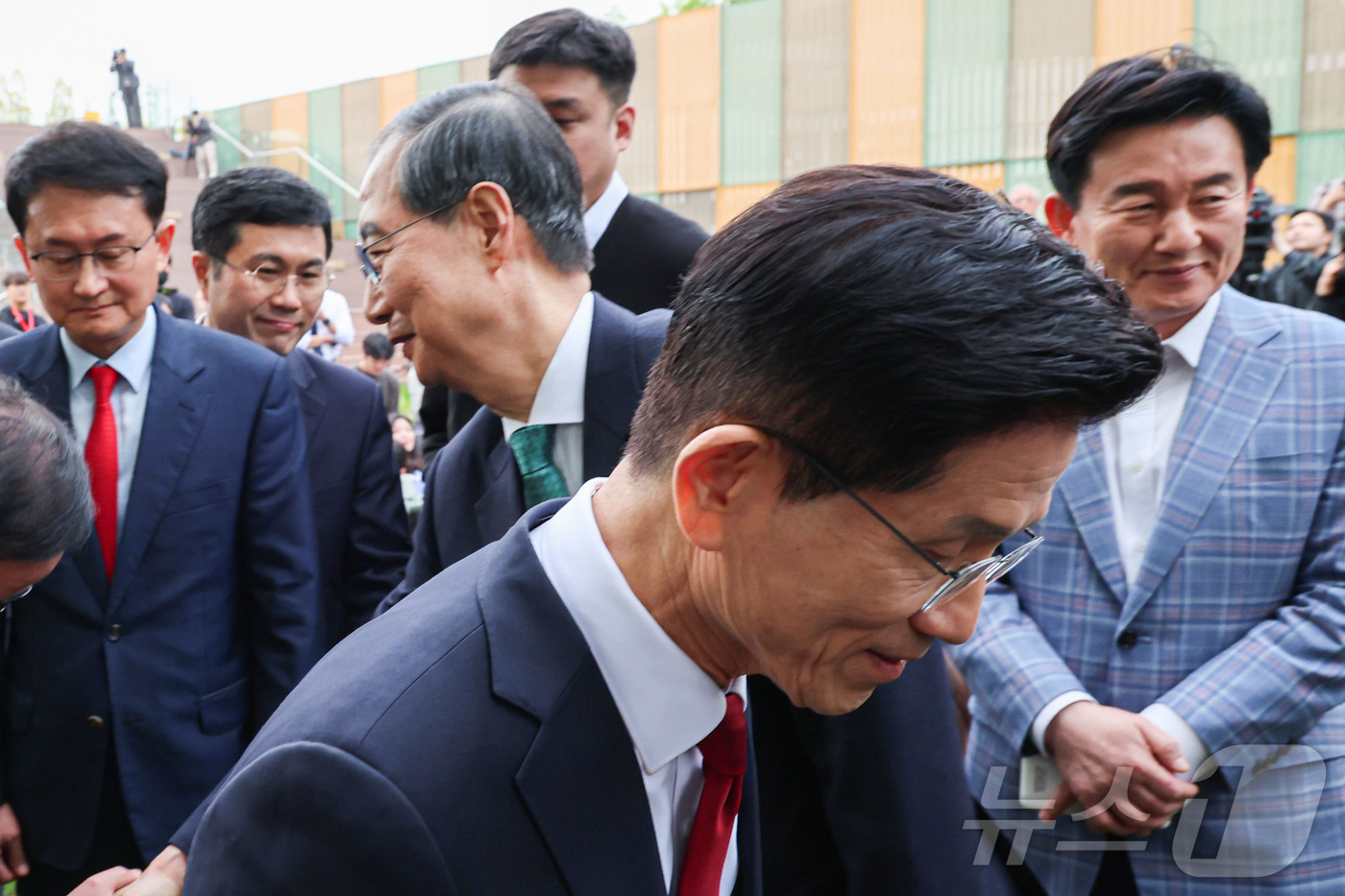 (서울=뉴스1) 김민지 기자 = 김문수 국민의힘 대통령 후보와 한덕수 무소속 대선 예비후보가 8일 서울 여의도 국회 강변서재에서 '후보 단일화' 회동을 마친 뒤 참석자들에게 인사하 …