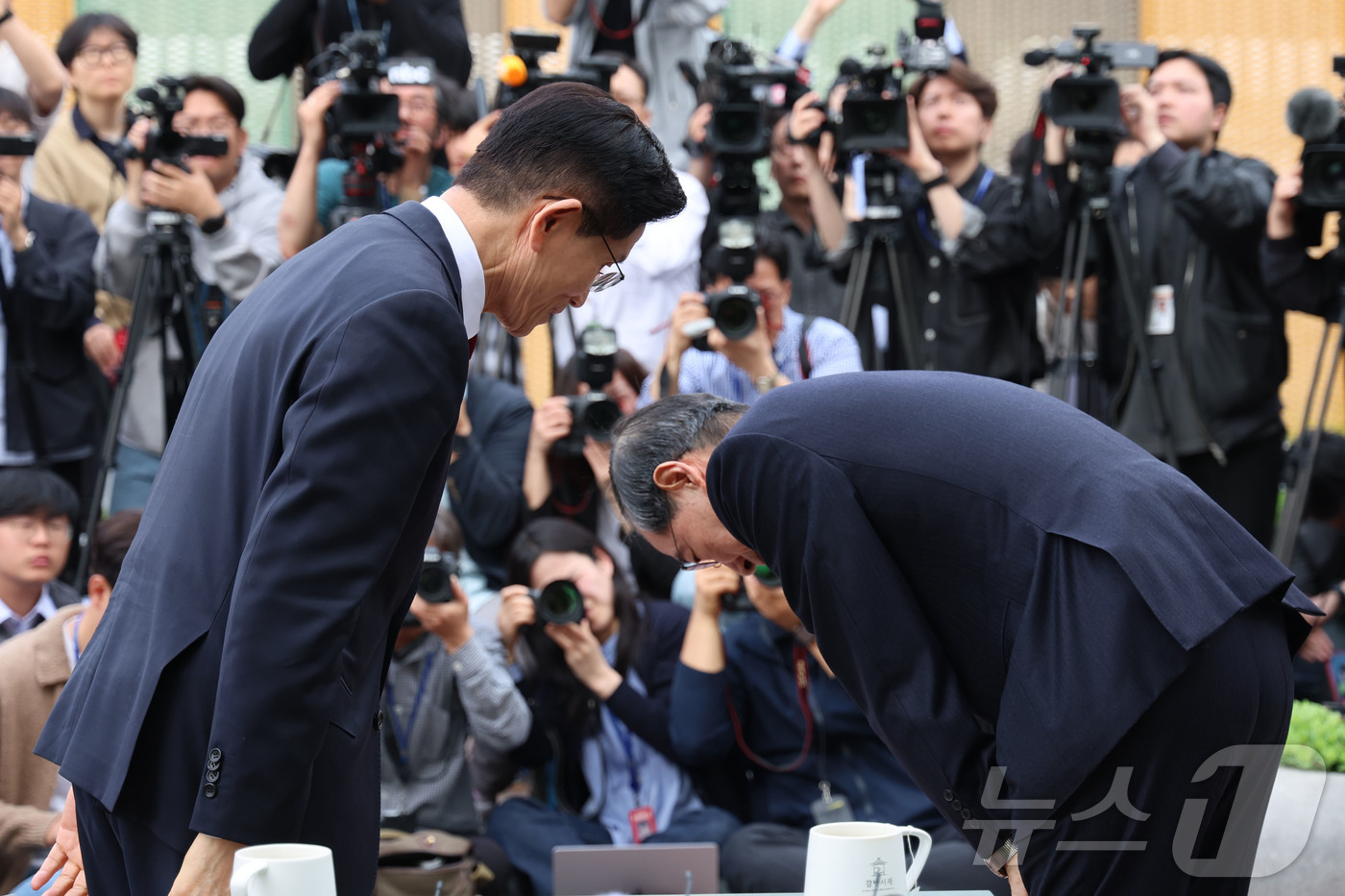 (서울=뉴스1) 김민지 기자 = 김문수 국민의힘 대통령 후보와 한덕수 무소속 대선 예비후보가 8일 서울 여의도 국회 강변서재에서 '후보 단일화' 회동을 마친 뒤 참석자들에게 인사하 …
