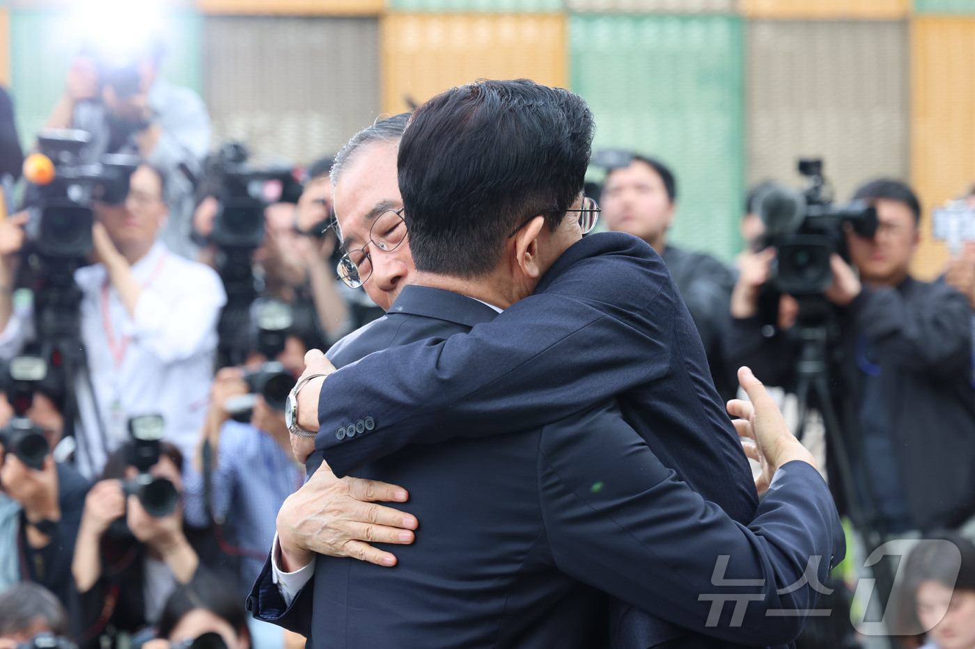 (서울=뉴스1) 김민지 기자 = 김문수 국민의힘 대통령 후보와 한덕수 무소속 대선 예비후보가 8일 서울 여의도 국회 내 카페에서 단일화 관련 회동을 마치고 포옹하고 있다. (공동취 …