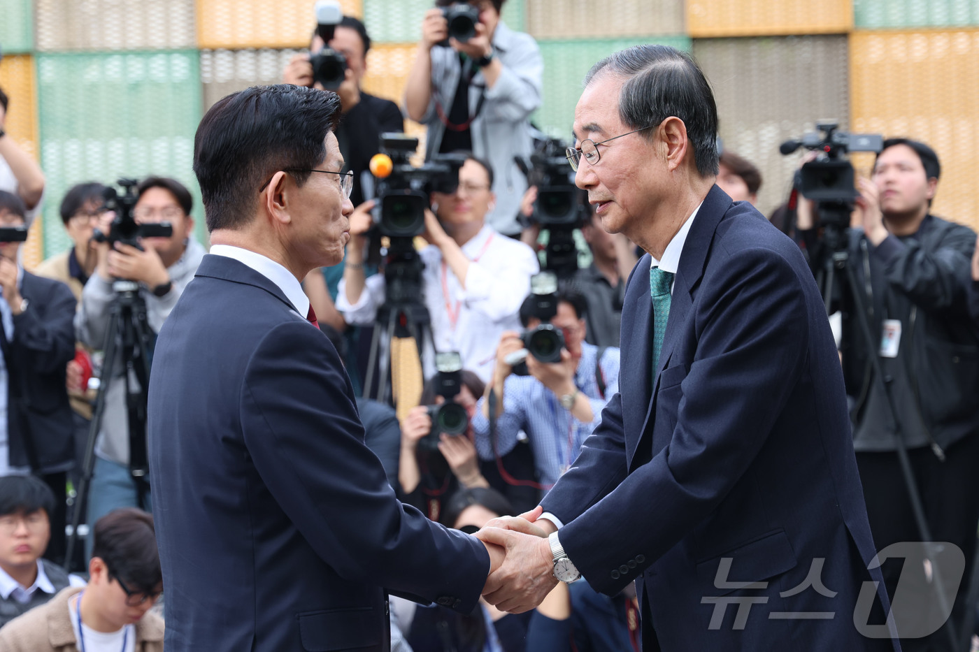(서울=뉴스1) 김민지 기자 = 김문수 국민의힘 대통령 후보와 한덕수 무소속 대선 예비후보가 8일 서울 여의도 국회 내 카페에서 단일화 관련 회동을 마치고 인사하고 있다. (공동취 …