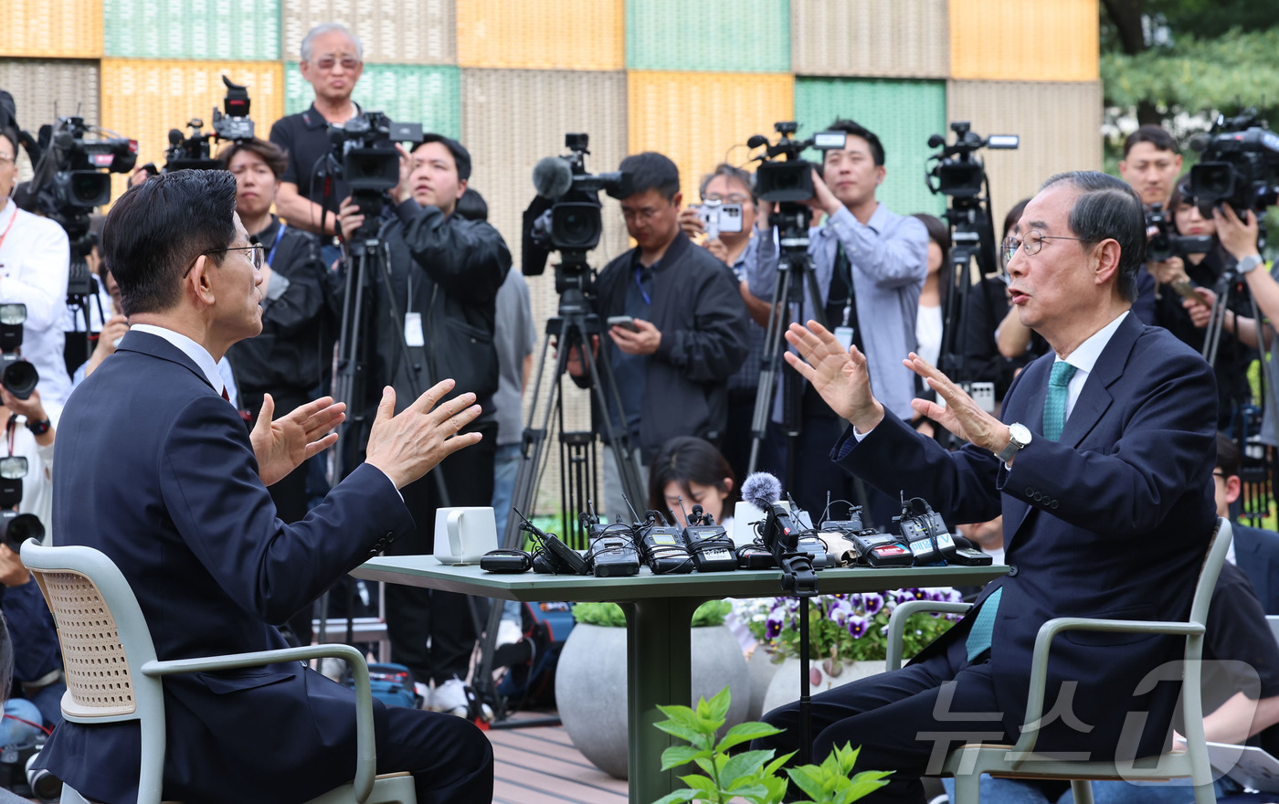 (서울=뉴스1) 김민지 기자 = 김문수 국민의힘 대통령 후보와 한덕수 무소속 대선 예비후보가 8일 서울 여의도 국회 강변서재에서 '후보 단일화' 회동을 하고 있다.(공동취재) 20 …