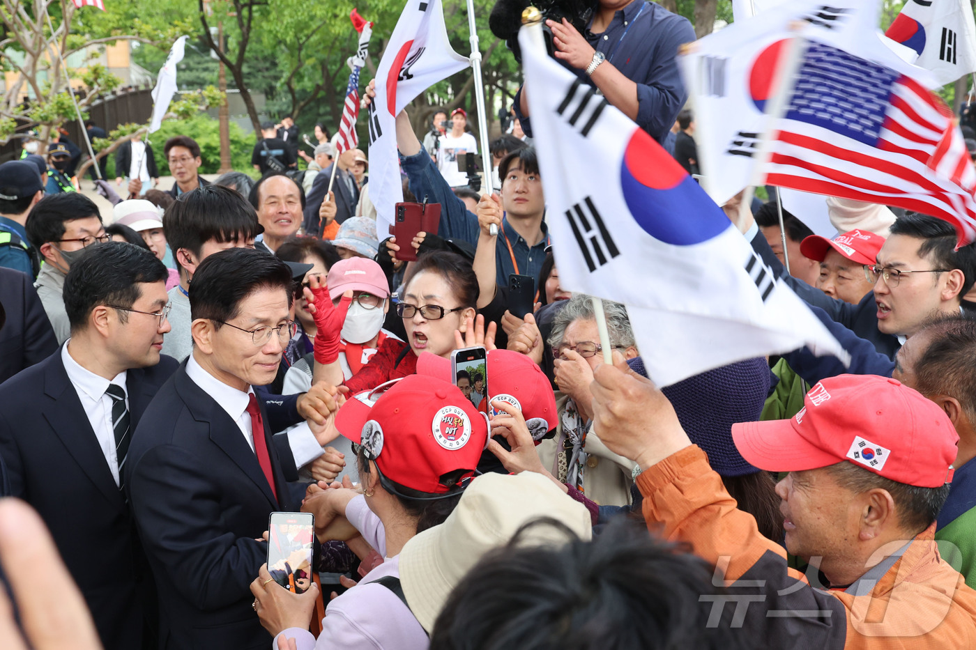 (서울=뉴스1) 김민지 기자 = 김문수 국민의힘 대통령 후보가 8일 서울 여의도 국회 내 카페에서 단일화 관련 회동을 마친 뒤 이동하고 있다. (공동취재) 2025.5.8/뉴스1