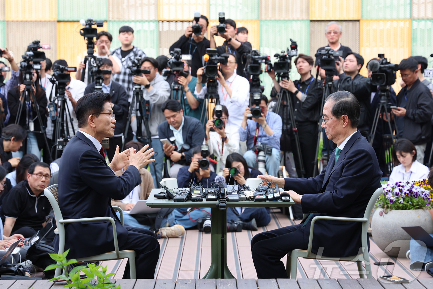 (서울=뉴스1) 김민지 기자 = 김문수 국민의힘 대통령 후보와 한덕수 무소속 대선 예비후보가 8일 서울 여의도 국회 강변서재에서 '후보 단일화' 회동을 하고 있다.(공동취재) 20 …