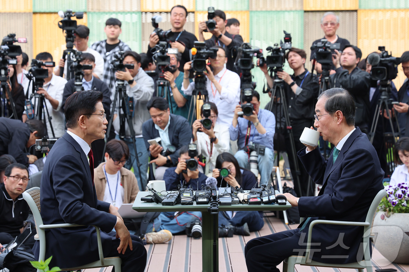 (서울=뉴스1) 김민지 기자 = 김문수 국민의힘 대통령 후보와 한덕수 무소속 대선 예비후보가 8일 서울 여의도 국회 강변서재에서 '후보 단일화' 회동을 하고 있다.(공동취재) 20 …