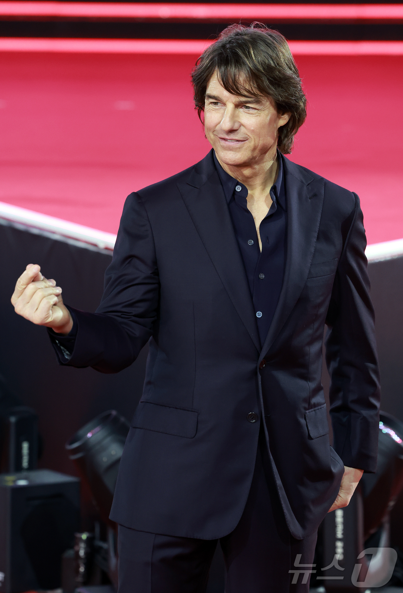 (서울=뉴스1) 김진환 기자 = 할리우드 배우 폼 톰 크루즈가 8일 오후 서울 송파구 롯데월드 아이스링크에서 열린 영화 '미션 임파서블: 파이널 레코딩' 레드카펫 행사에서 팬들에게 …