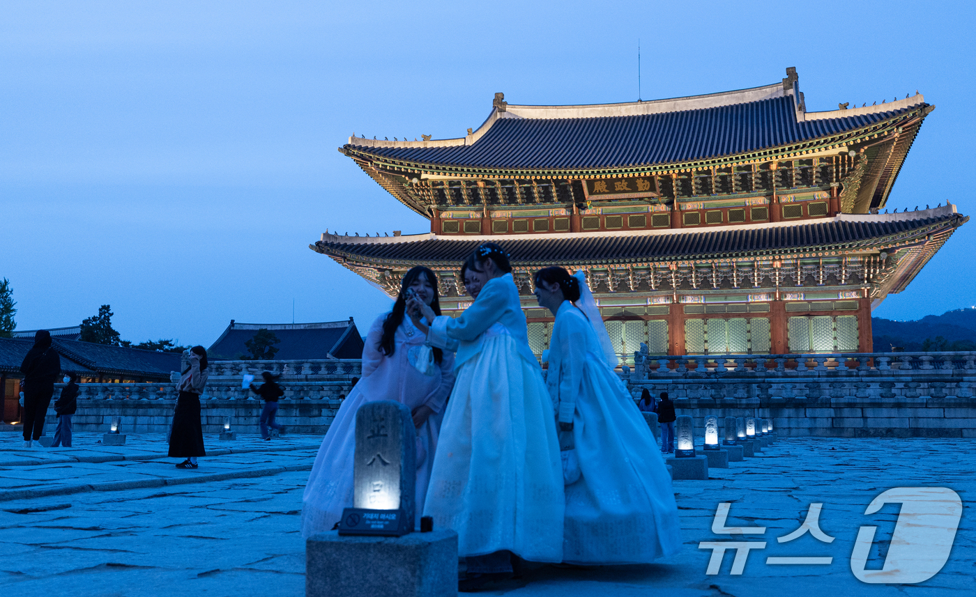 (서울=뉴스1) 이승배 기자 = 경복궁 야간 관람이 시작된 8일 오후 서울 경복궁을 찾은 시민들이 궐내를 둘러보고 있다.국가유산청 궁능유적본부 경복궁관리소는 이날부터 오는 6월 1 …