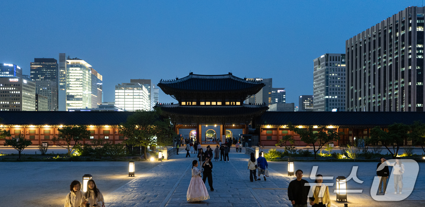 (서울=뉴스1) 이승배 기자 = 경복궁 야간 관람이 시작된 8일 오후 서울 경복궁을 찾은 시민들이 궐내를 둘러보고 있다.국가유산청 궁능유적본부 경복궁관리소는 이날부터 오는 6월 1 …