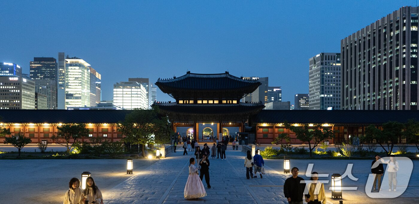 본문 이미지 - 경복궁 야간 관람이 시작된 8일 오후 서울 경복궁을 찾은 시민들이 궐내를 둘러보고 있다.  2025.5.8/뉴스1 ⓒ News1 이승배 기자