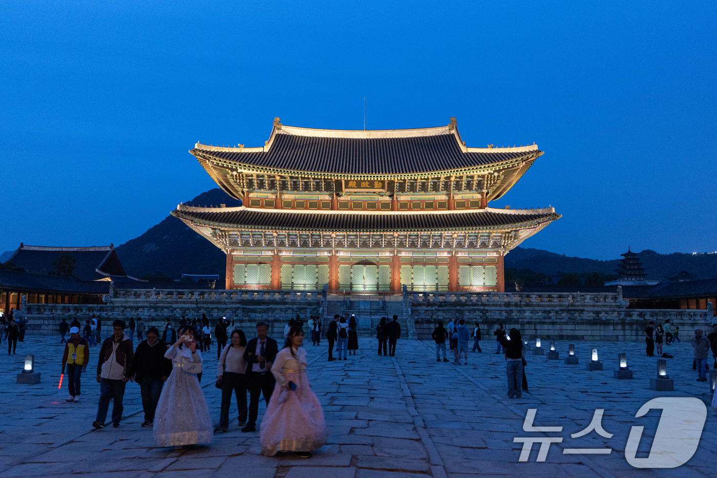 (서울=뉴스1) 이승배 기자 = 경복궁 야간 관람이 시작된 8일 오후 서울 경복궁을 찾은 시민들이 궐내를 둘러보고 있다.국가유산청 궁능유적본부 경복궁관리소는 이날부터 오는 6월 1 …