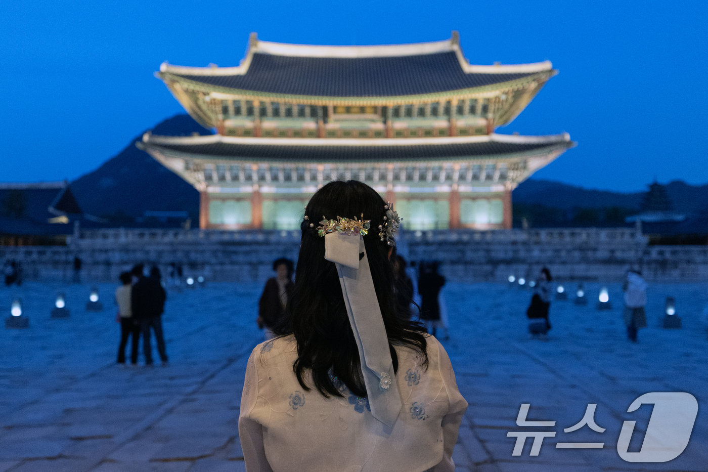 (서울=뉴스1) 이승배 기자 = 경복궁 야간 관람이 시작된 8일 오후 서울 경복궁을 찾은 시민들이 궐내를 둘러보고 있다.국가유산청 궁능유적본부 경복궁관리소는 이날부터 오는 6월 1 …