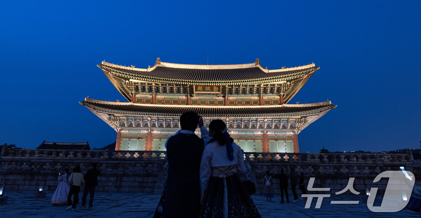 (서울=뉴스1) 이승배 기자 = 경복궁 야간 관람이 시작된 8일 오후 서울 경복궁을 찾은 시민들이 궐내를 둘러보고 있다.국가유산청 궁능유적본부 경복궁관리소는 이날부터 오는 6월 1 …
