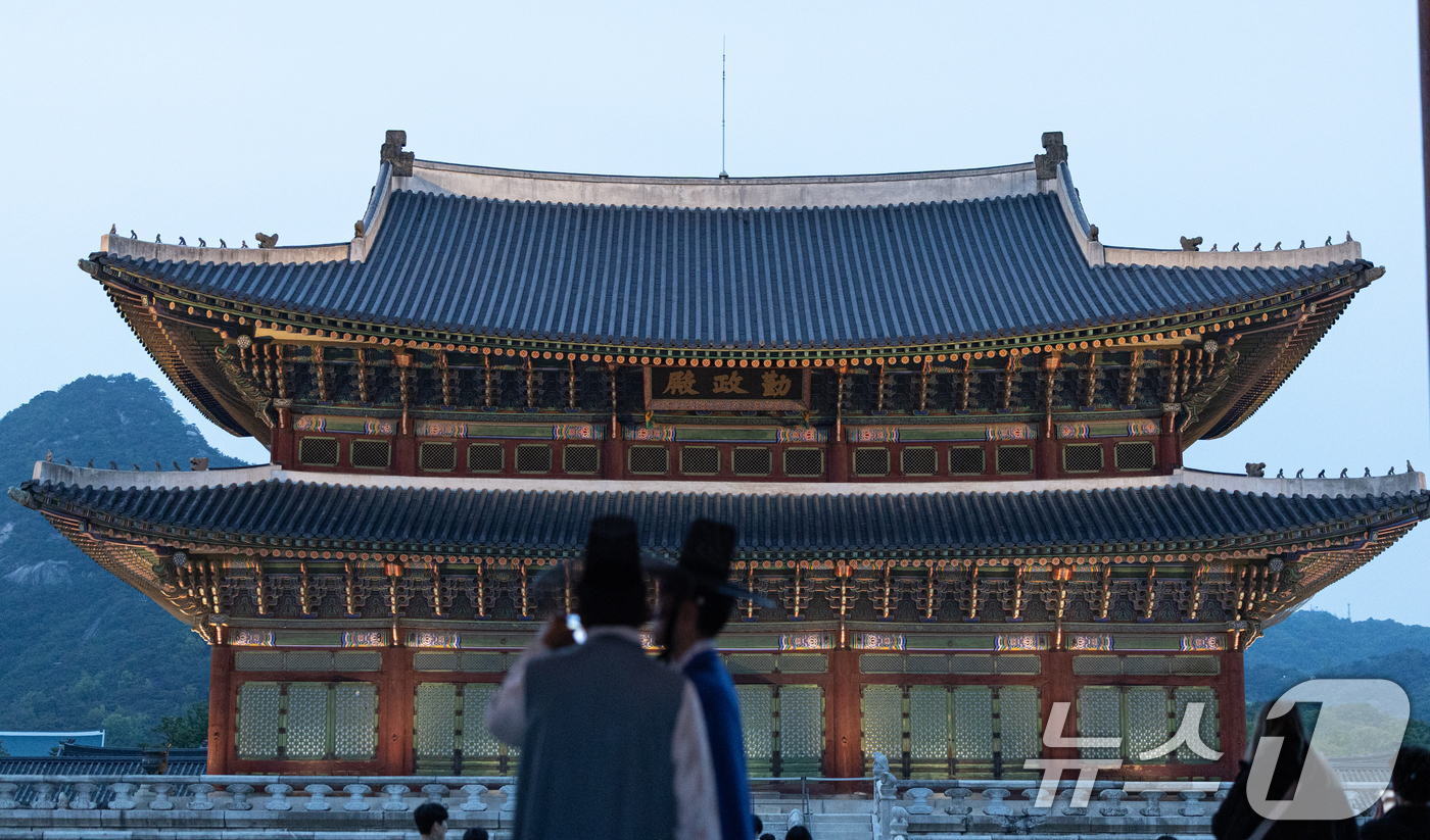 (서울=뉴스1) 이승배 기자 = 경복궁 야간 관람이 시작된 8일 오후 서울 경복궁을 찾은 시민들이 궐내를 둘러보고 있다.국가유산청 궁능유적본부 경복궁관리소는 이날부터 오는 6월 1 …