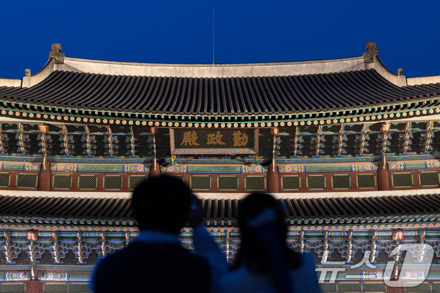 (서울=뉴스1) 이승배 기자 = 경복궁 야간 관람이 시작된 8일 오후 서울 경복궁을 찾은 시민들이 궐내를 둘러보고 있다.국가유산청 궁능유적본부 경복궁관리소는 이날부터 오는 6월 1 …