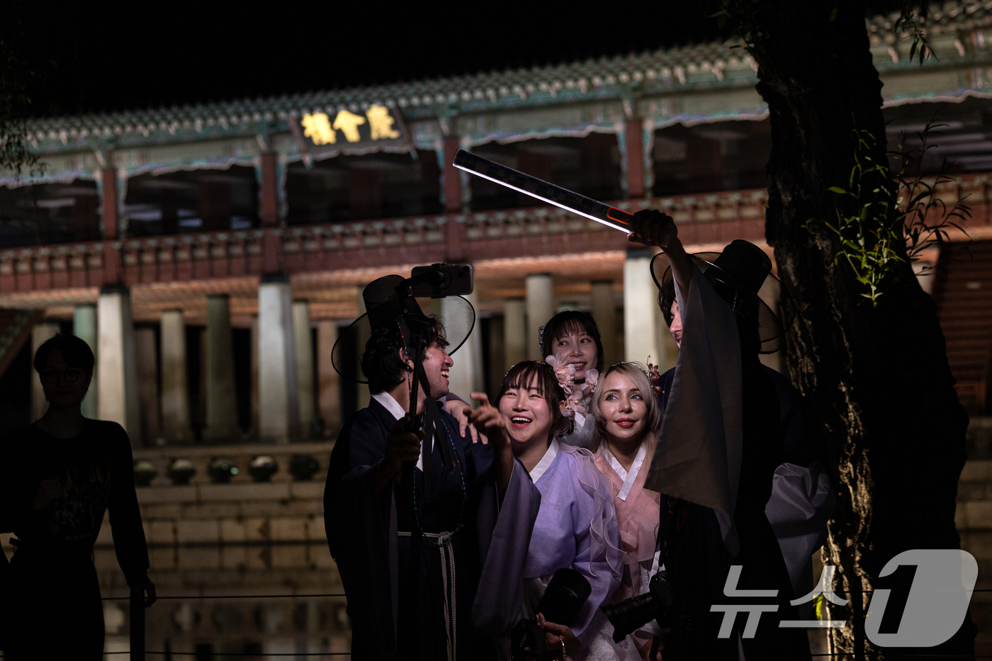 (서울=뉴스1) 이승배 기자 = 경복궁 야간 관람이 시작된 8일 오후 서울 경복궁을 찾은 시민들이 추억을 남기고 있다.국가유산청 궁능유적본부 경복궁관리소는 이날부터 오는 6월 15 …