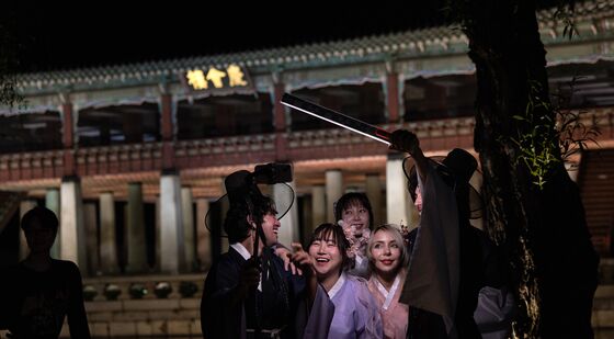 밤의 고궁에서 남기는 추억