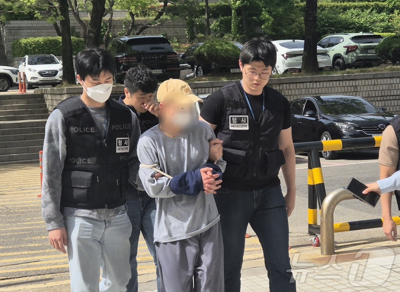 (서울=뉴스1) 남해인 기자 = 서울 관악구 봉천동에서 거리를 돌아다니다가 흉기를 휘두르고 나체 상태로 거리를 활보한 20대 남성이 8일 서울 서초구 서울중앙지법에서 열린 영장심사 …