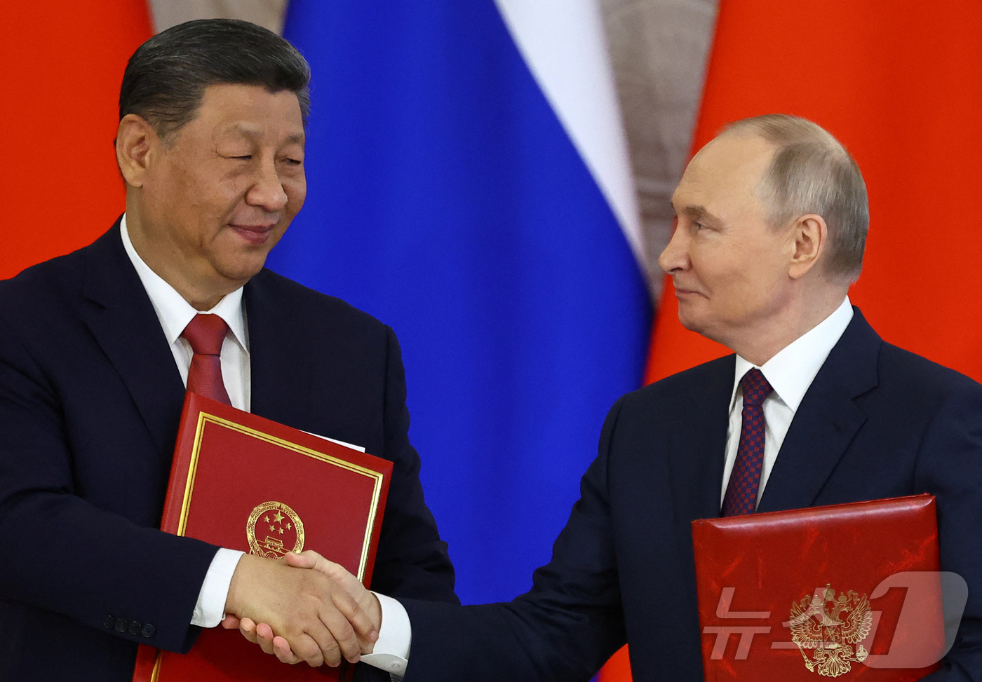 (모스크바 로이터=뉴스1) 강민경 기자 = 시진핑 중국 국가주석(왼쪽)이 블라디미르 푸틴 러시아 대통령과 8일 모스크바 크렘린궁에서 만나 양국 관계를 심화하는 내용의 공동성명을 채 …