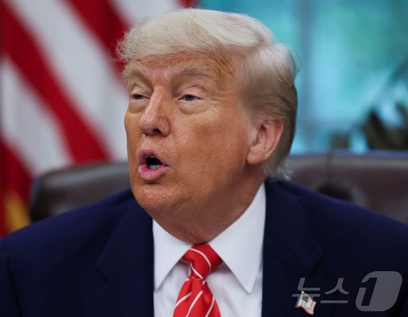 (워싱턴DC 로이터=뉴스1) 류정민 특파원 = 도널드 트럼프 미국 대통령이 8일(현지시간) 미국 워싱턴DC 백악관 오벌오피스(대통령 집무실)에서 영국과의 무역 협정에 대해 발표하고 …