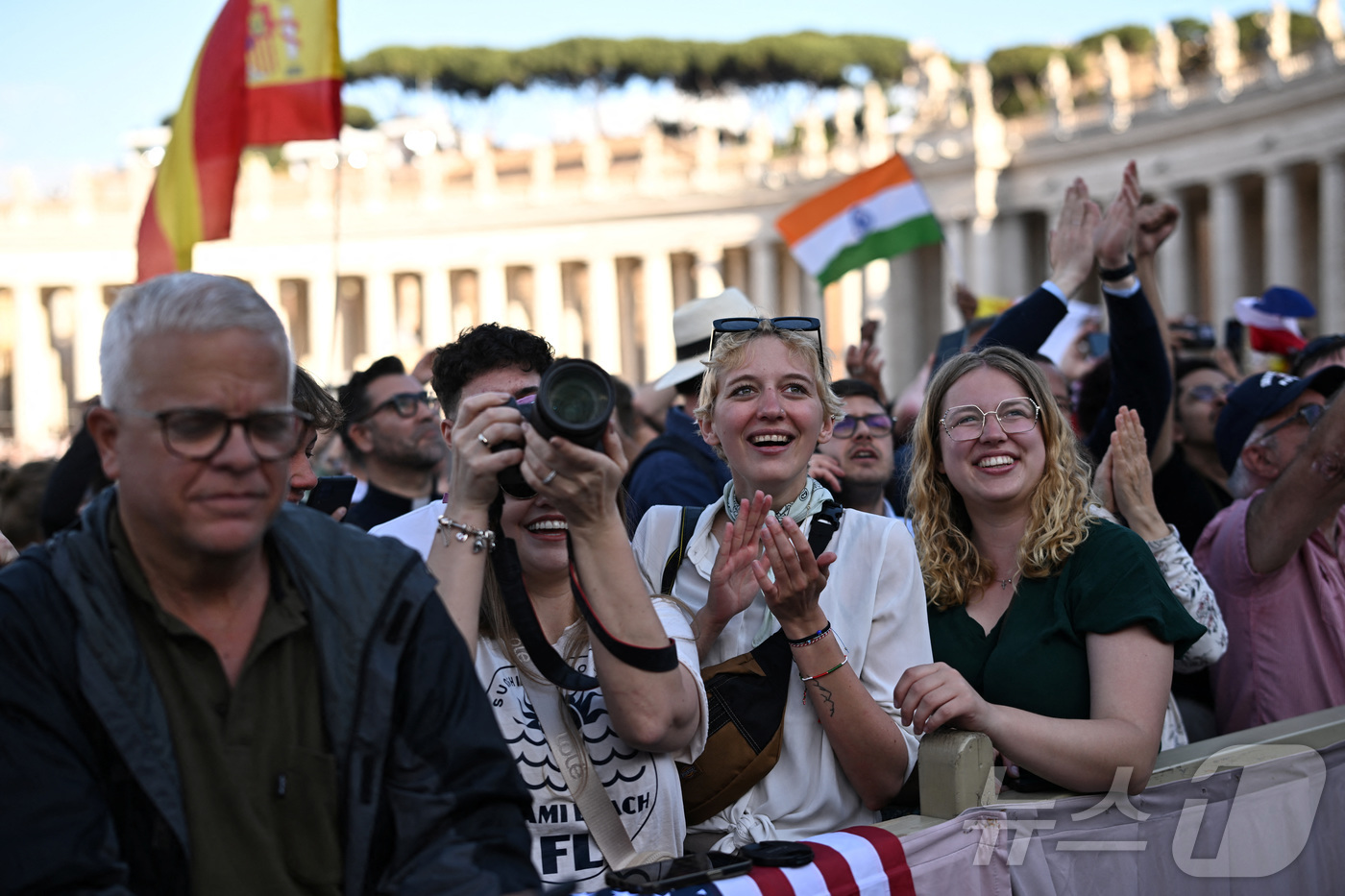 (로이터=뉴스1) = 8일(현지시간) 바티칸 시스티나 성당 굴뚝에서 흰 연기가 피어올라 새 교황이 선출됐음을 알리자 가톨릭 신자들이 기뻐하고 있다.ⓒ 로이터=뉴스1
