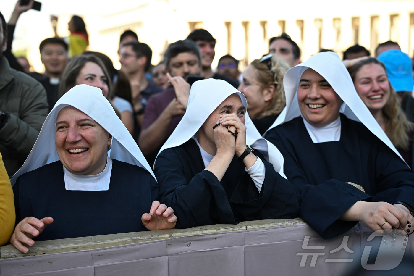 (로이터=뉴스1) = 8일(현지시간) 바티칸 시스티나 성당 굴뚝에서 흰 연기가 피어올라 새 교황이 선출됐음을 알리자 수녀들이 기뻐하고 있다.ⓒ 로이터=뉴스1