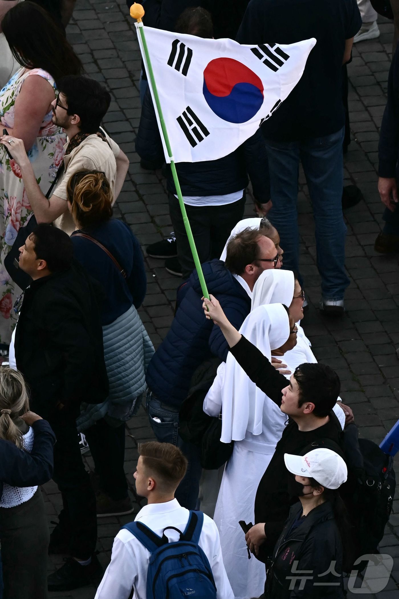 (AFP=뉴스1) = 8일(현지시간) 바티칸 시스티나 성당 굴뚝에서 콘클라베가 열린지 이틀 만에 흰 연기가 피어올라 새 교황이 선출됐음을 알리자 가톨릭 성직자들과 신자들이 기뻐하고 …