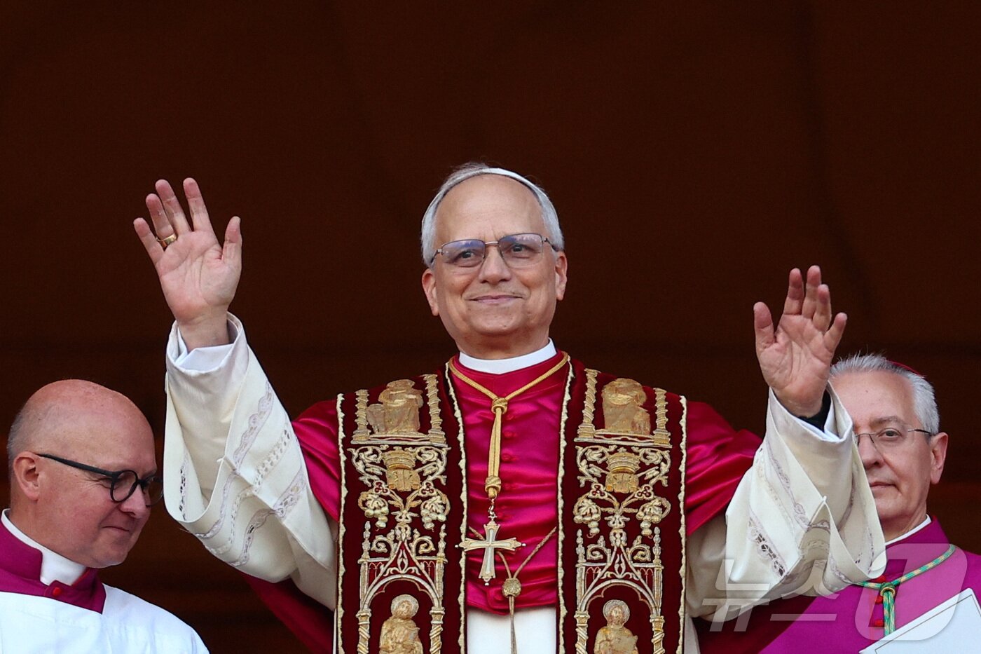 본문 이미지 - 제267대 교황으로 선출된 로버트 프리보스트 미국 추기경이 8일(현지시간) 바티칸 성 베드로 대성당 로지아 발코니에 등장해 활짝 웃고 있다. ⓒ 로이터=뉴스1