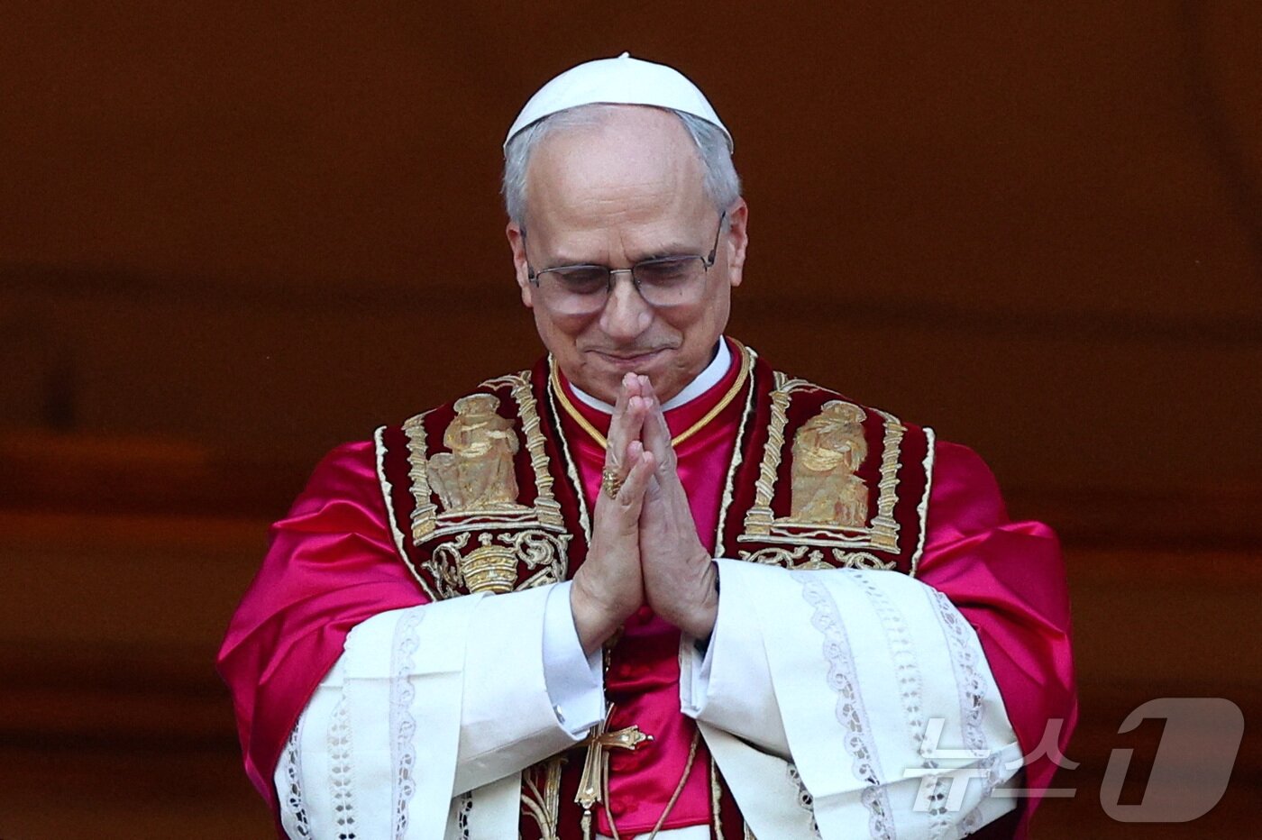 본문 이미지 - 제267대 교황으로 선출된 레오 14세 교황이 8일(현지시간) 바티칸 성 베드로 대성당 로지아 발코니에 등장해 인사하고 있다. ⓒ 로이터=뉴스1