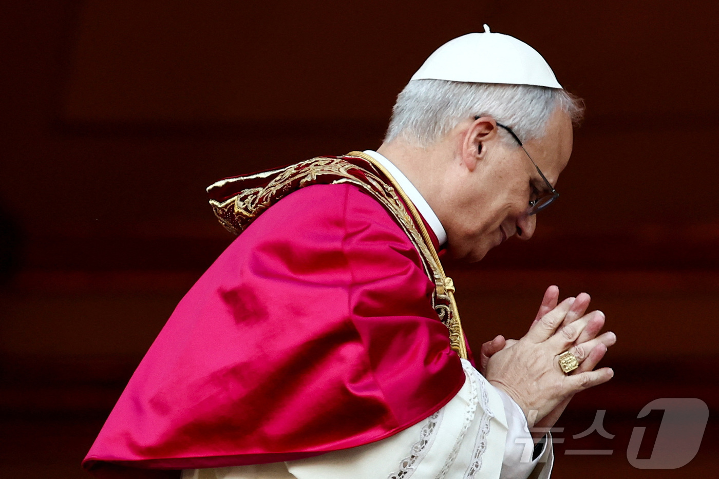 (로이터=뉴스1) = 제267대 교황으로 선출된 레오 14세 교황(로버트 프리보스트 미국 추기경)이 8일(현지시간) 바티칸 성 베드로 대성당 로지아 발코니에 등장해 인사를 전하고 …