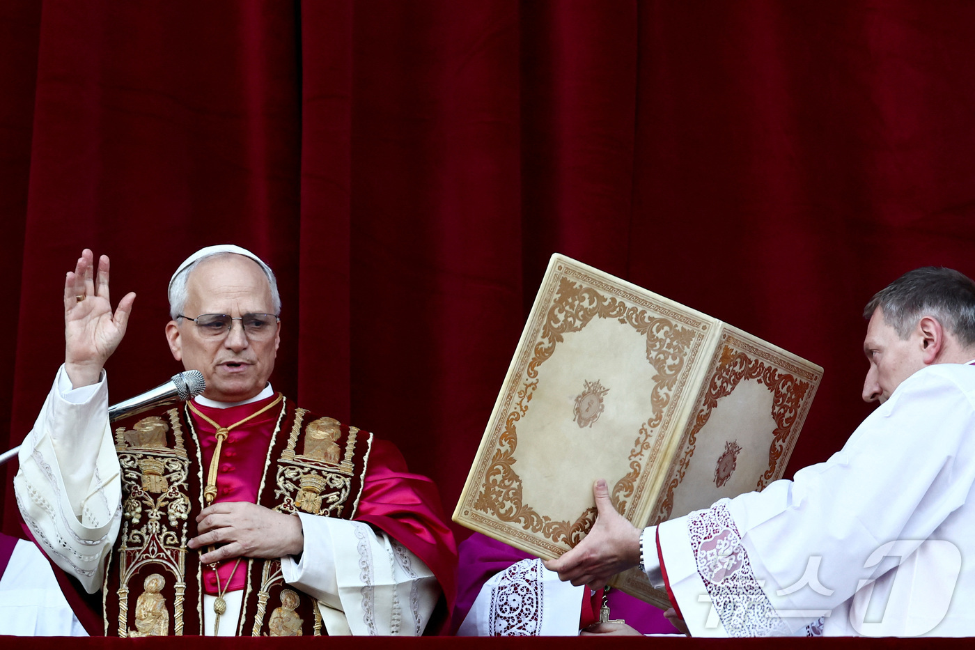 (로이터=뉴스1) = 제267대 교황으로 선출된 레오 14세 교황(로버트 프리보스트 미국 추기경)이 8일(현지시간) 바티칸 성 베드로 대성당 로지아 발코니에 등장해 전 세계인에게 …