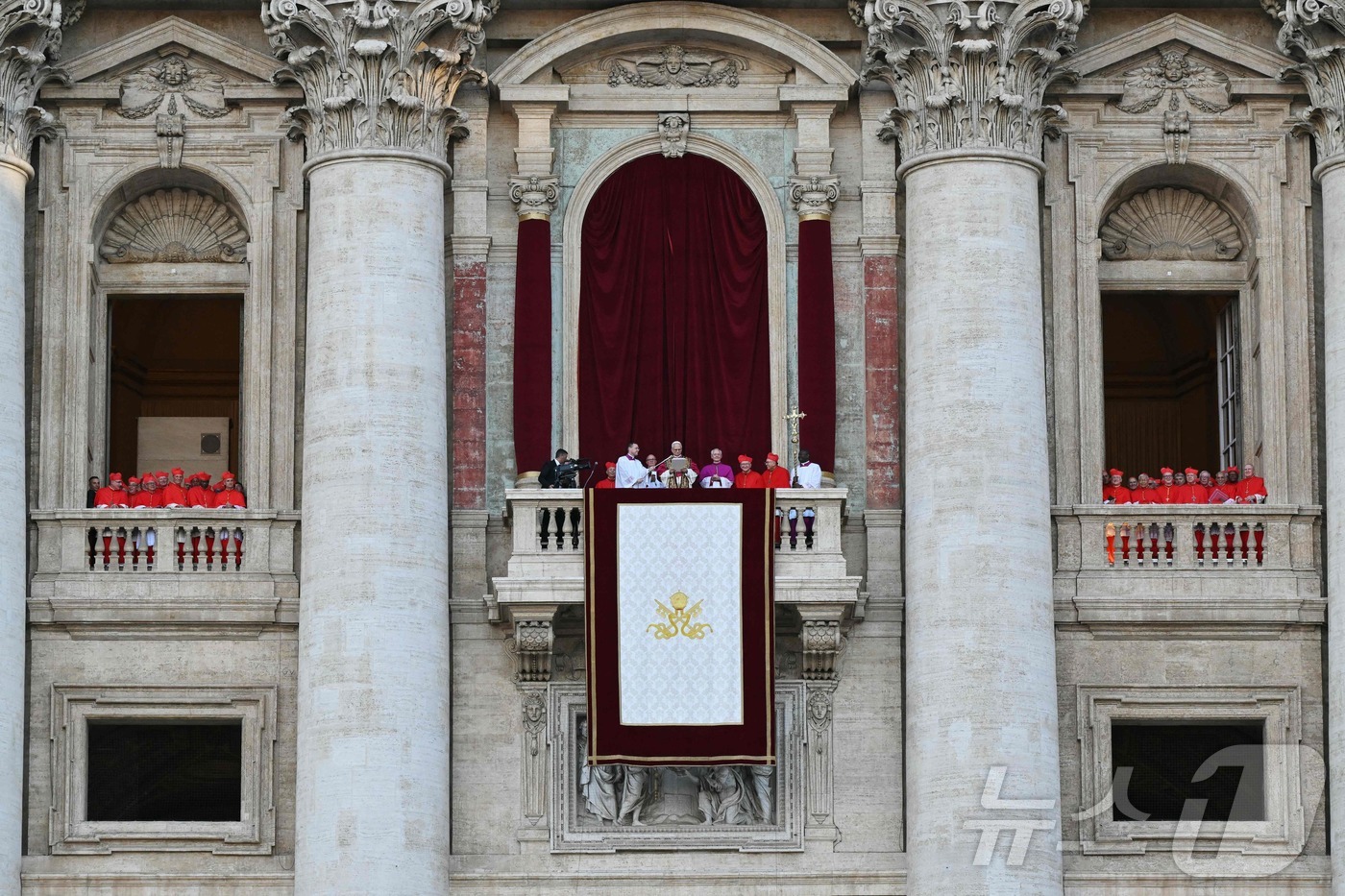 (AFP=뉴스1) = 제267대 교황으로 선출된 레오 14세 교황(로버트 프리보스트 미국 추기경)이 8일(현지시간) 바티칸 성 베드로 대성당 로지아 발코니에 등장해 인사를 전하고 …