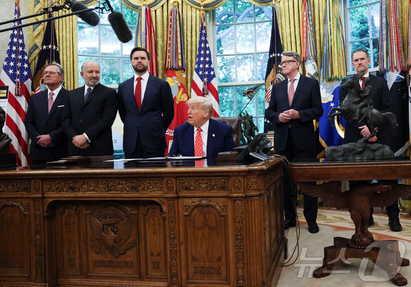 본문 이미지 - 도널드 트럼프 미국 대통령이 8일(현지시간) 워싱턴DC 백악관 집무실에서 영국과의 무역 협정에 대해 발표하는 동안 협상을 진행한 양국 당사자들이 이를 지켜보고 있다. 2025.05.08 ⓒ 로이터=뉴스1 ⓒ News1 류정민 특파원