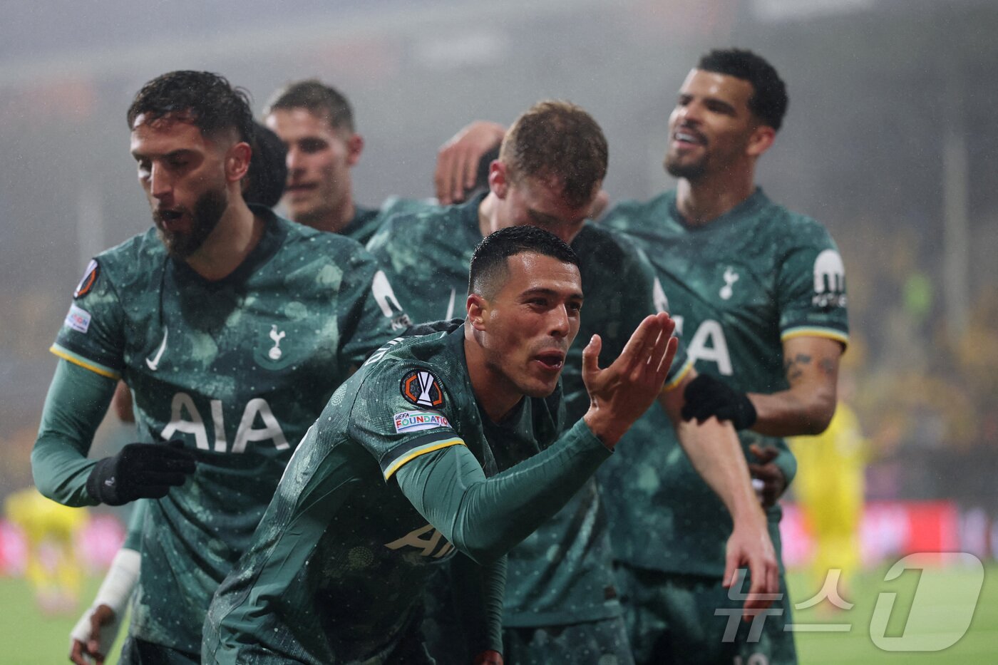 본문 이미지 - 골 세리머니를 하는 페드로 포로(가운데)ⓒ 로이터=뉴스1