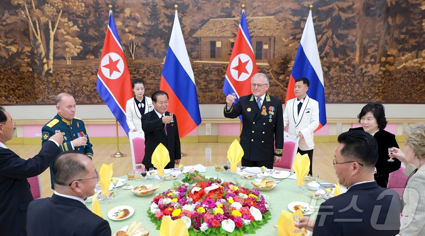 (평양 노동신문=뉴스1) = 북한 노동당 기관지 노동신문은 9일 "러시아의 조국전쟁승리 80돌 즈음해 우리나라 주재 러시아대사관이 지난 8일 저녁 양각도 국제호텔에서 연회를 마련했 …