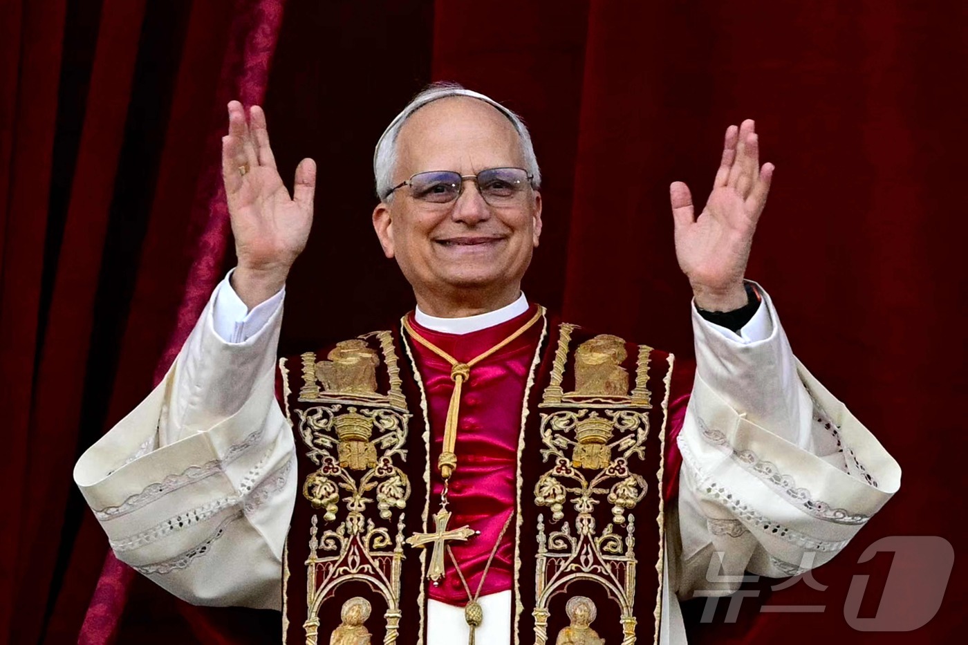 (바티칸 AFP=뉴스1) 우동명 기자 = 버트 프랜시스 프레보스트 새 교황이 8일(현지시간) 첫 미국인 출신으로 제267대 교황에 선출된 뒤 즉위 명 '레오 14세'로 바티칸의 성 …