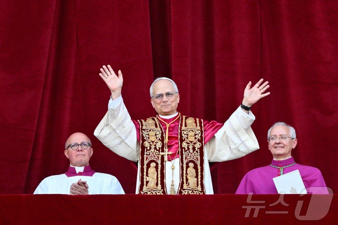 본문 이미지 - 버트 프랜시스 프레보스트 새 교황이 8일(현지시간) 첫 미국인 출신으로 제267대 교황에 선출된 뒤 즉위 명 '레오 14세'로 바티칸의 성 베드로 대성당의 발코니에 나와 인사를 하고 있다. 2025.05.09 ⓒ AFP=뉴스1 ⓒ News1 우동명 기자