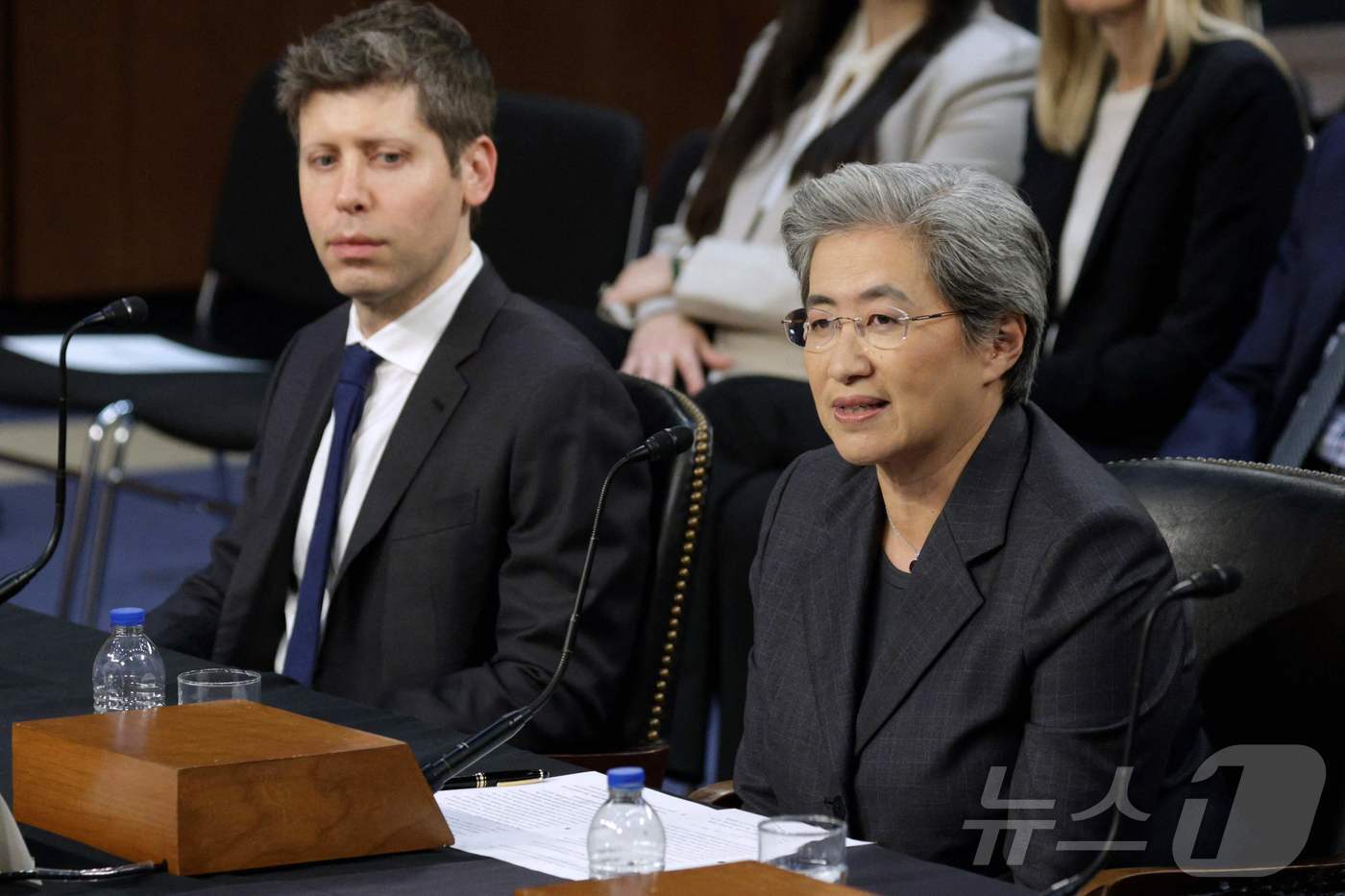 본문 이미지 - 샘 올트먼 오픈AI CEO, 리사 수 AMD CEO ⓒ AFP=뉴스1