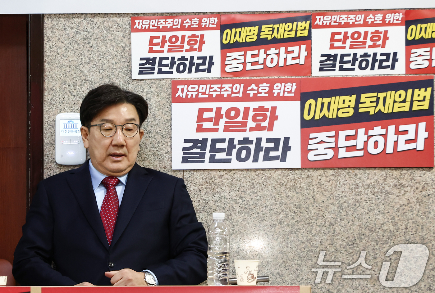 (서울=뉴스1) 김민지 기자 = 권성동 국민의힘 원내대표가 9일 오전 서울 여의도 국회에서 김문수 당 대통령 후보에게 단일화 약속을 촉구하며 무기한 단식농성을 하고 있다. 2025 …