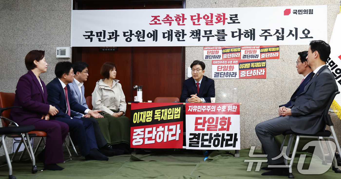 (서울=뉴스1) 김민지 기자 = 권성동 국민의힘 원내대표가 9일 오전 서울 여의도 국회에서 김문수 당 대통령 후보에게 단일화 약속을 촉구하며 무기한 단식농성을 벌이고 있는 가운데 …