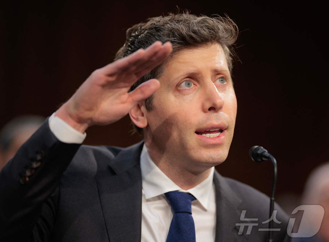 본문 이미지 - 샘 올트먼 오픈AI CEO가 미 상원 청문회에서 발언하고 있다. ⓒ AFP=뉴스1
