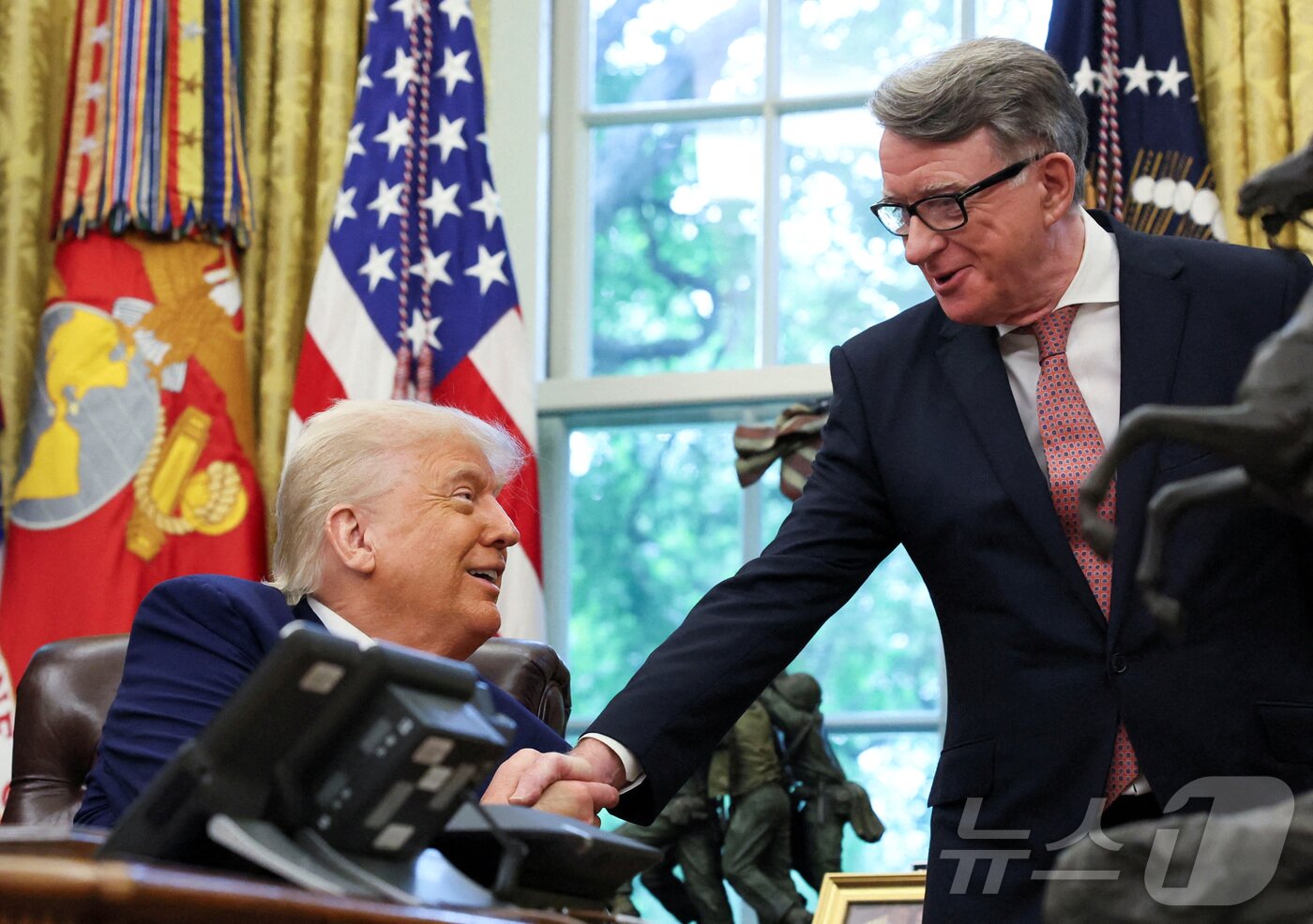 본문 이미지 - 도널드 트럼프 미국 대통령이 8일(현지시간) 미국 워싱턴DC 백악관 집무실에서 영국과의 무역 합의를 발표한 후 피터 맨델슨 주미영국대사와 악수하고 있다. 2025.05.08 ⓒ 로이터=뉴스1 ⓒ News1 류정민 특파원