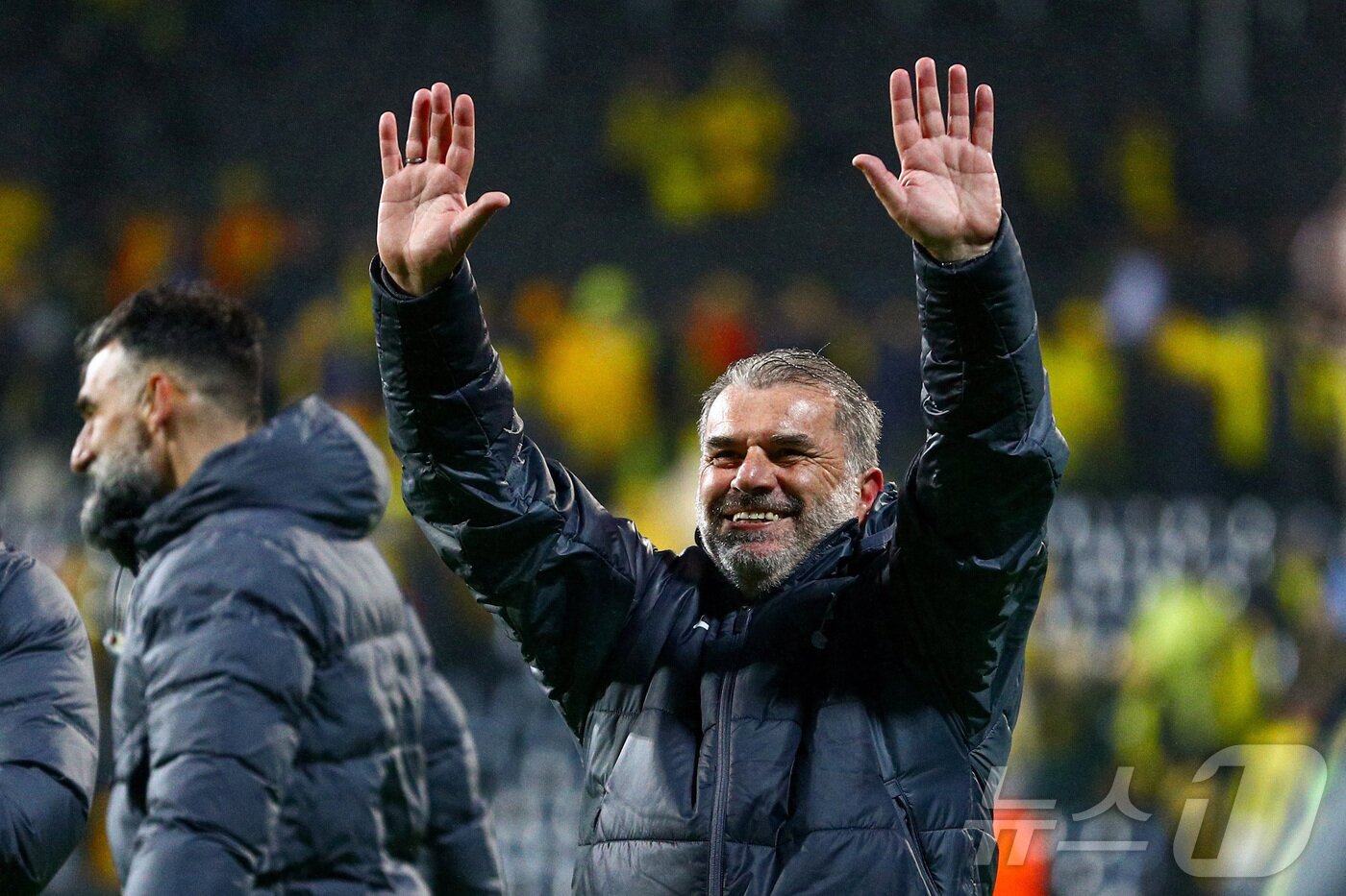 본문 이미지 - 승리 후 기뻐하는 포스테코글루 감독 ⓒ 로이터=뉴스1