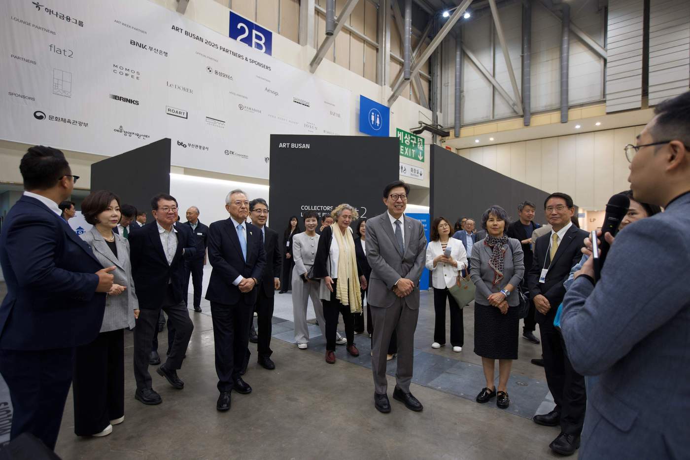 본문 이미지 - 8일 아트부산 2025 VIP 프리뷰 전경. 박형준 부산광역시장 등의 모습이 보인다. (SonnePR 제공)