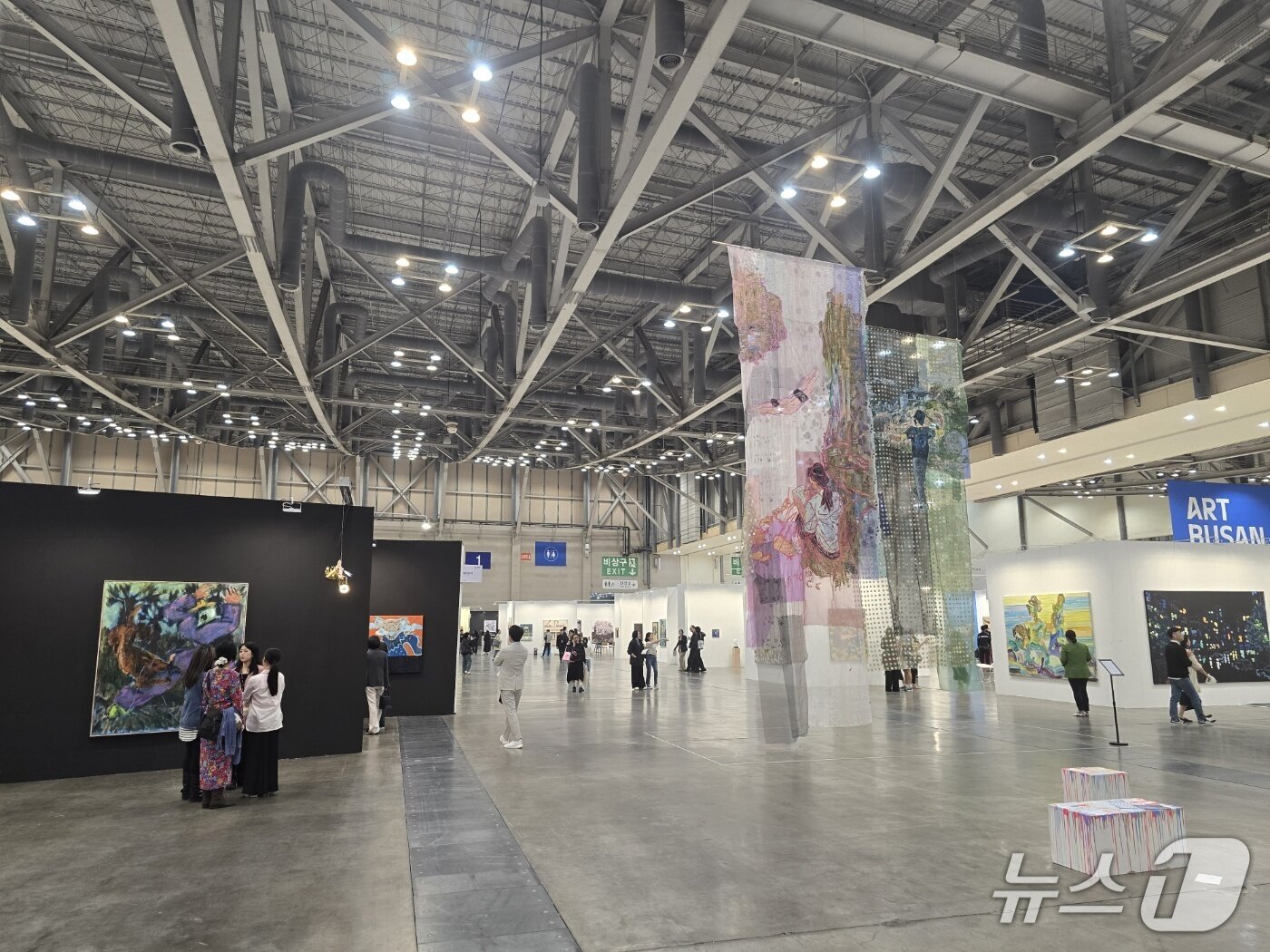 본문 이미지 - 아트부산 2025 전시장 전경. ⓒ 뉴스1 김정한 기자