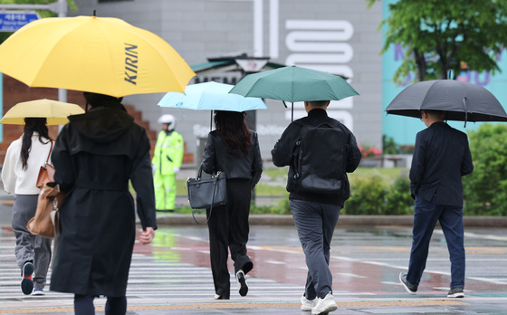 "우산 챙기세요" 출근길 곳곳 비·눈…수도권 미세먼지 '나쁨'(종합)